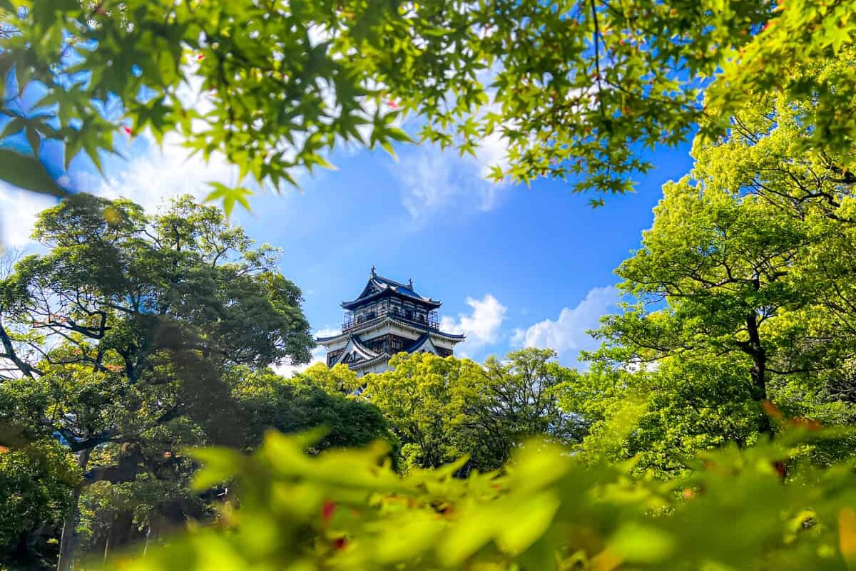 Blick auf das Karpfenschloss in Hiroshima