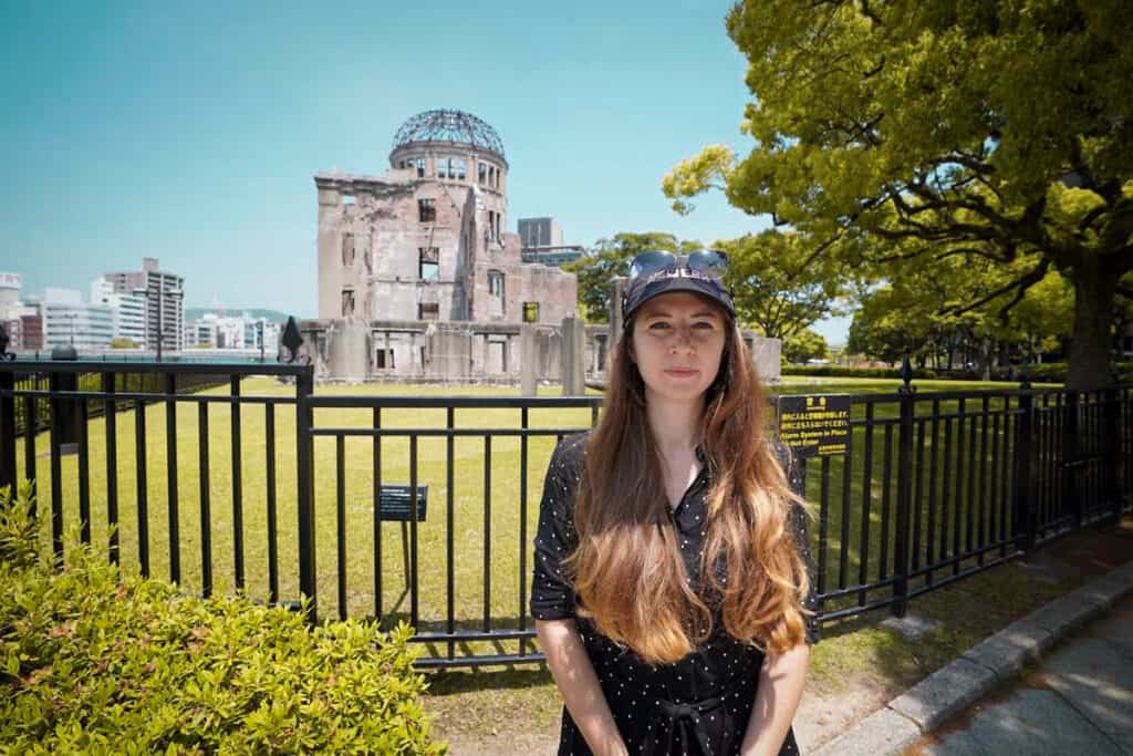 Frau vor Atomic Bomb Dome in Hiroshima
