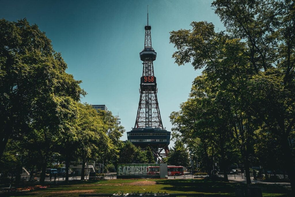 Clock Tower mit park in Sapporo