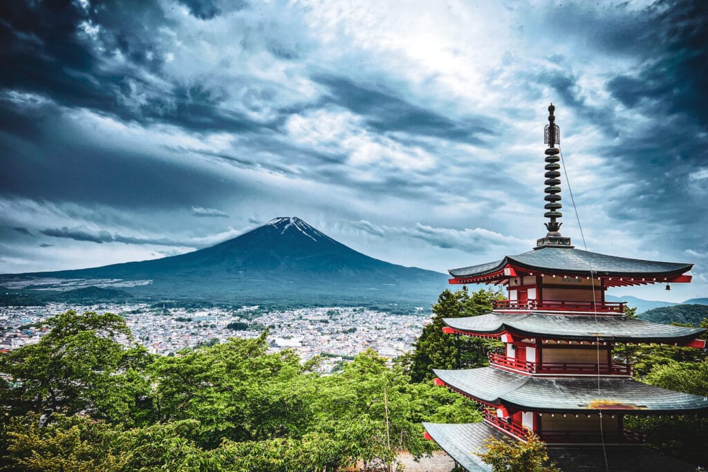 Der Blick auf den Mount Fuji von einem Tempel in Fujiyoshida aus
