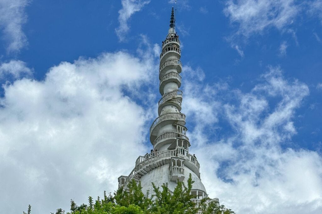Der Ambuluwawa tower ein Turm in Sri Lanka nahe Kandy mit einer Wendeltreppe