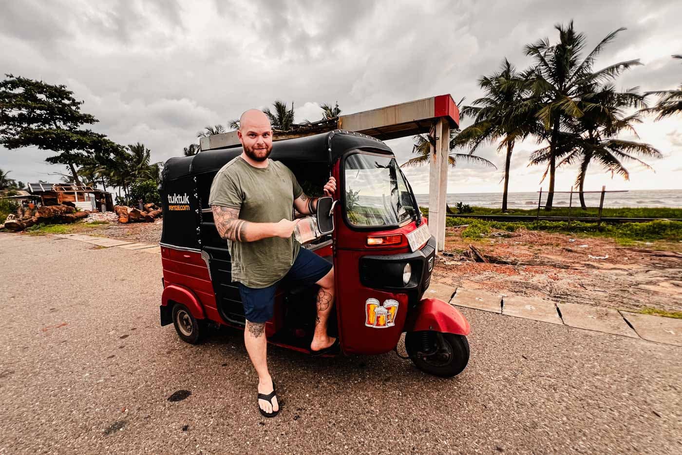 Mann steht vor gemieteten TukTuk in Sri Lanka