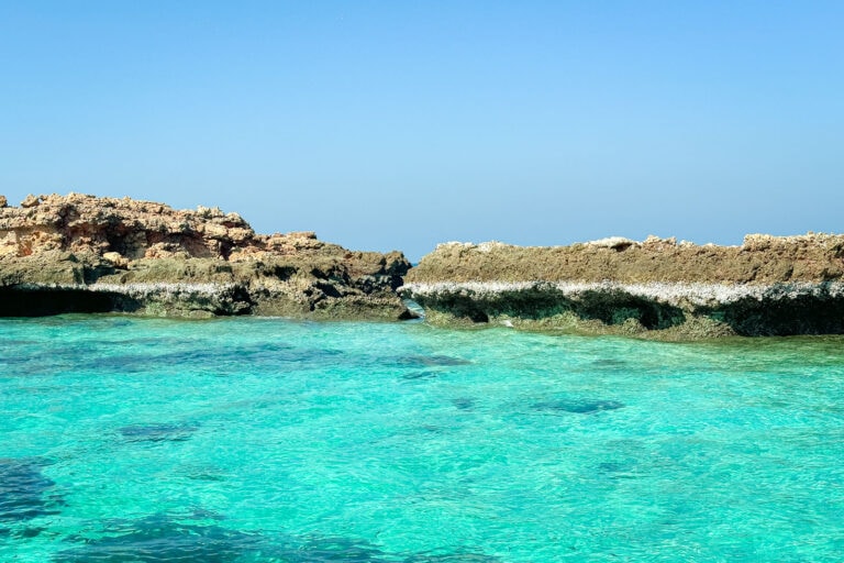 Scharfe Küstenfelsen auf den Daymaniyat im Oman