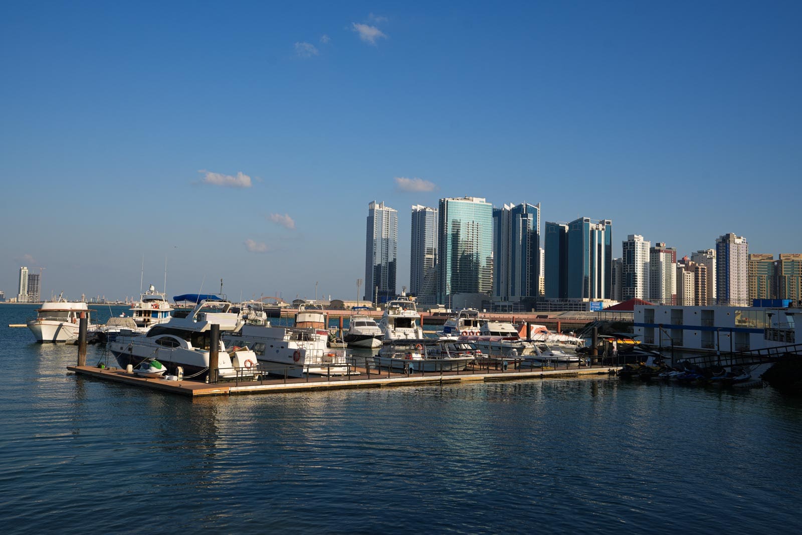 Skyline von Bahrain bei Sonnenuntergang