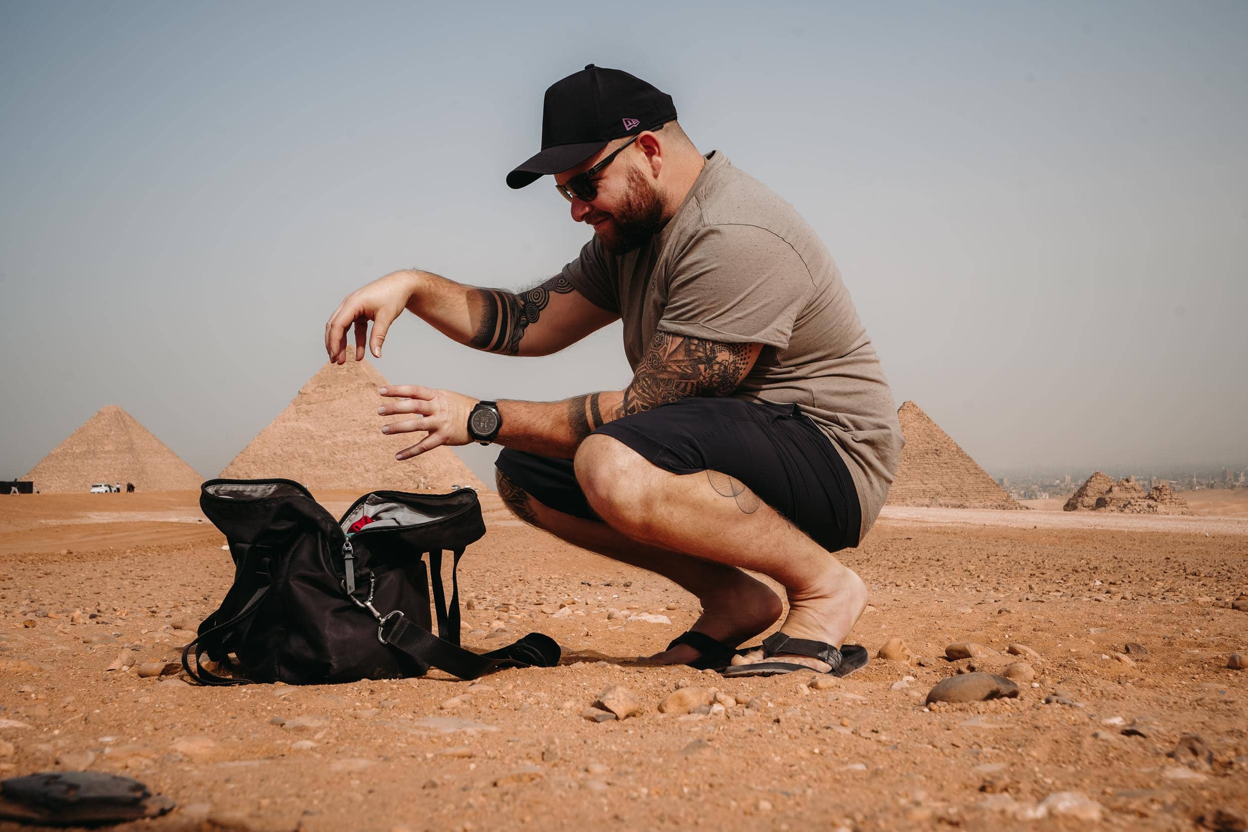 Mann vor den Pyramiden von Gizeh