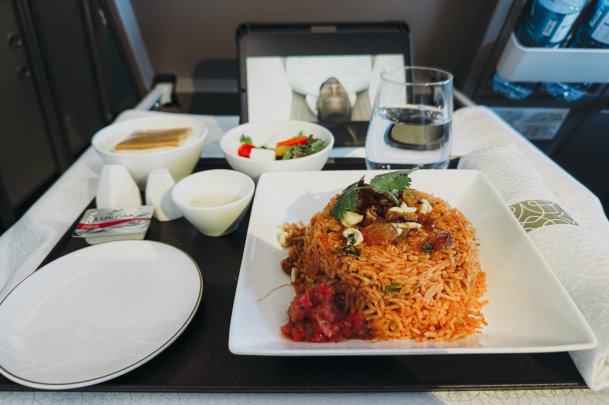 Essen im Flugzeug des Fluges von Oman Air