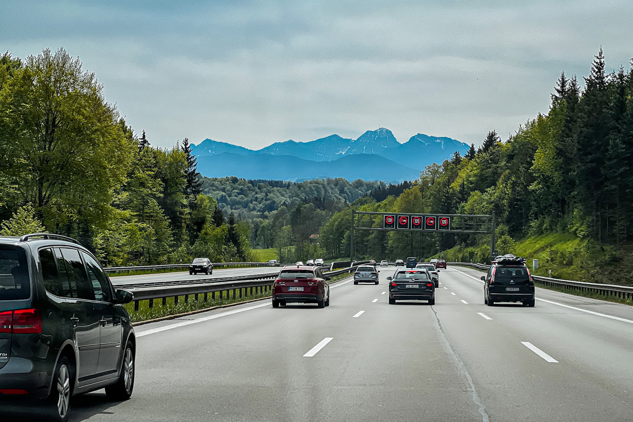 Autobahn mit Alpen im Hintergrund