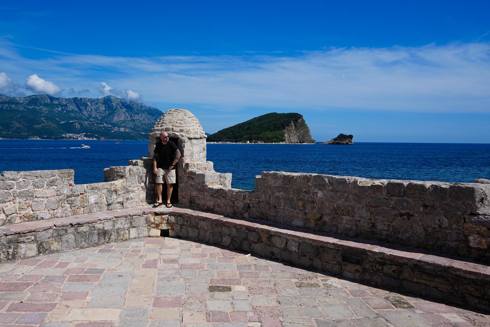 Mann auf der Mauer von Budva