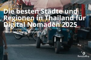 Ein blaues Tuk-Tuk parkt auf einer belebten Straße in Thailand, dahinter sind Marktstände und Sonnenschirme.