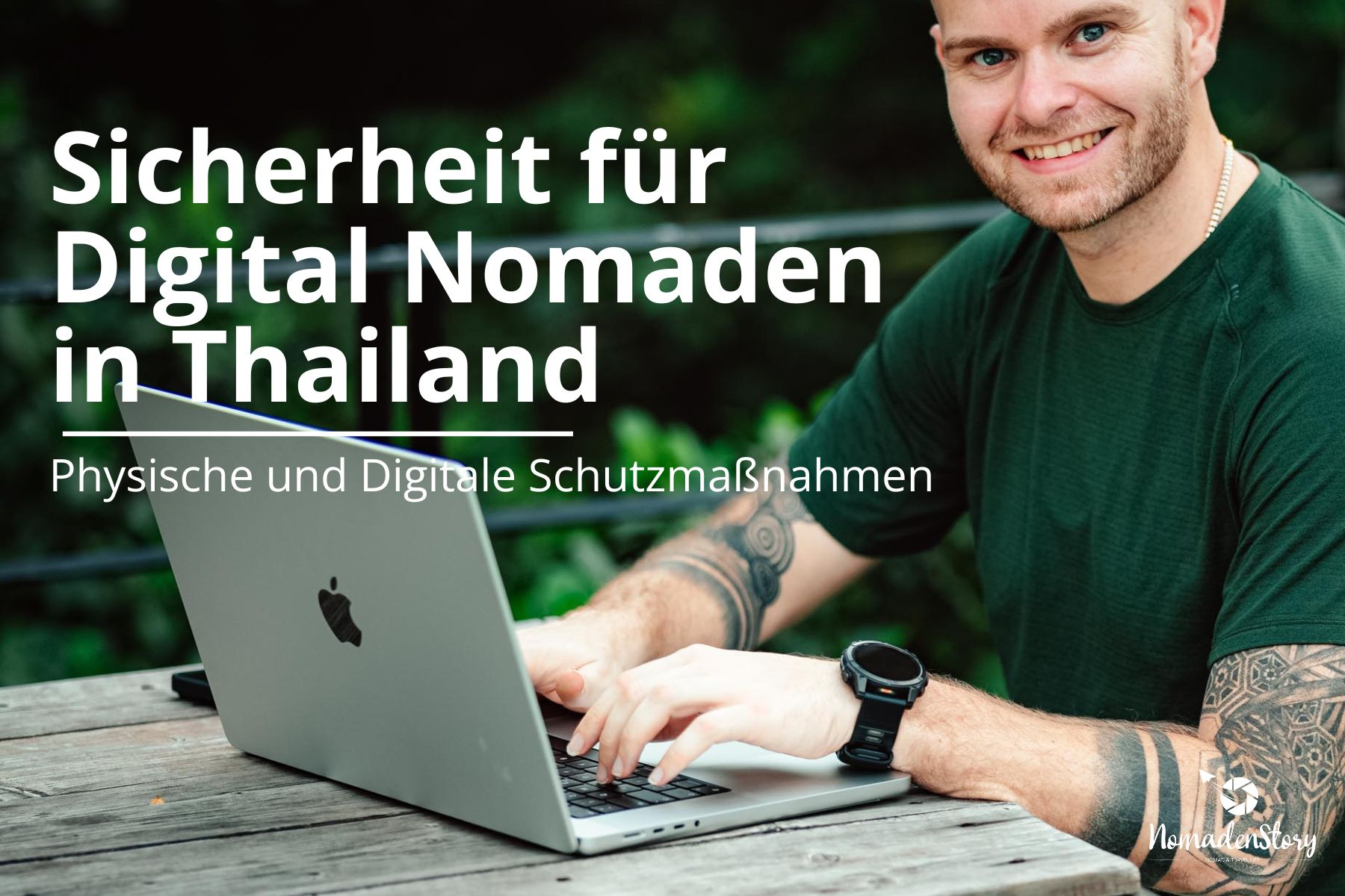Mann benutzt einen Laptop im Freien, Text: Sicherheit für digitale Nomaden in Thailand.