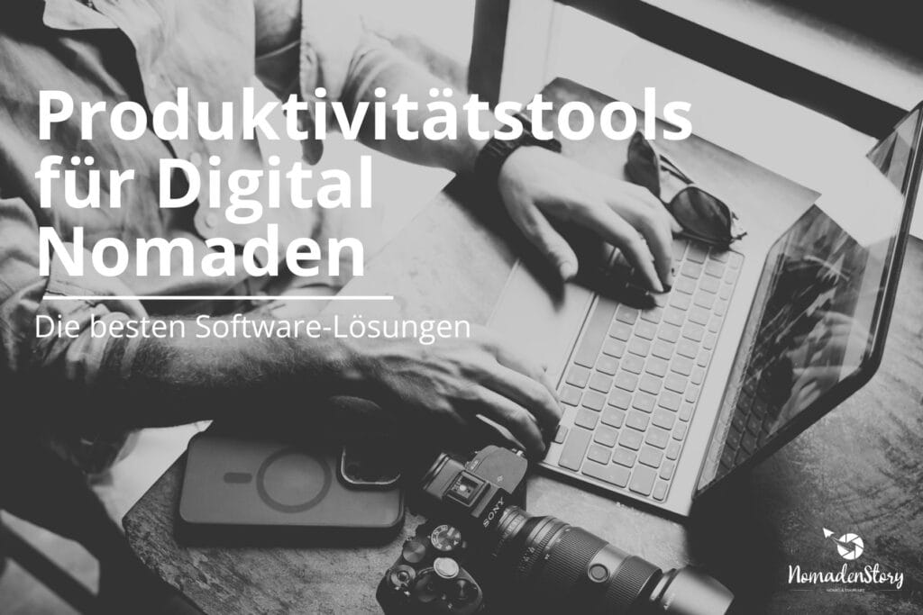 Ein Schwarzweißbild zeigt eine Person, die auf einem Laptop tippt, umgeben von technischen Geräten, mit überlagertem deutschem Text, der Produktivitätstools bespricht.