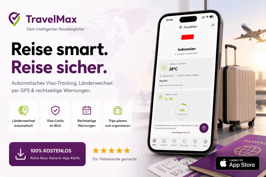 Smartphone mit TravelMax-App, Koffer, Reisepass und Bordkarte im Flughafen; deutsche Reisesicherheitsanzeige.