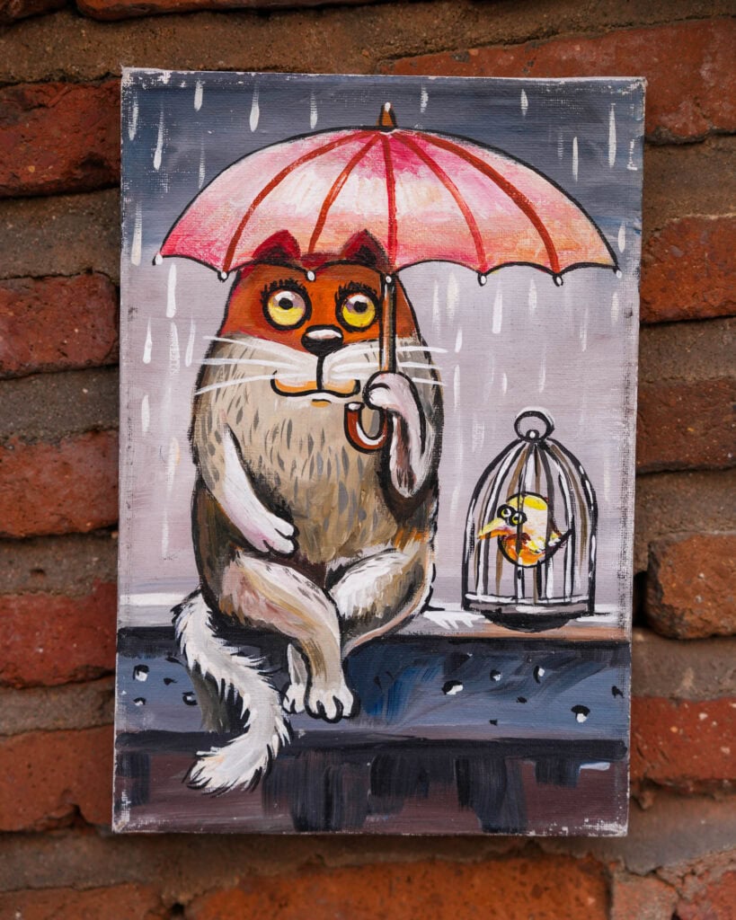 Gemälde einer Katze, die im Regen neben einem Vogel im Käfig einen Regenschirm hält, vor dem Hintergrund einer Backsteinmauer.
