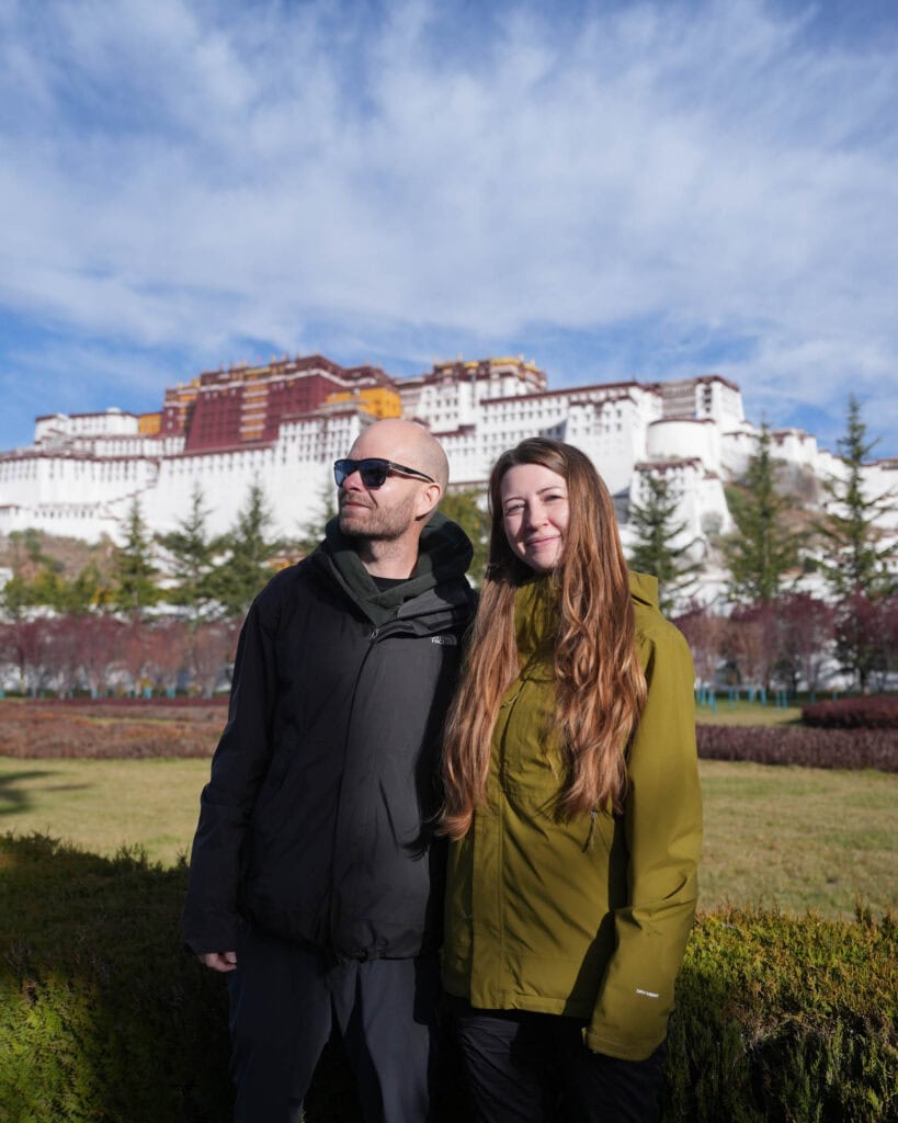 Ein Mann und eine Frau stehen vor dem Potala-Palast.