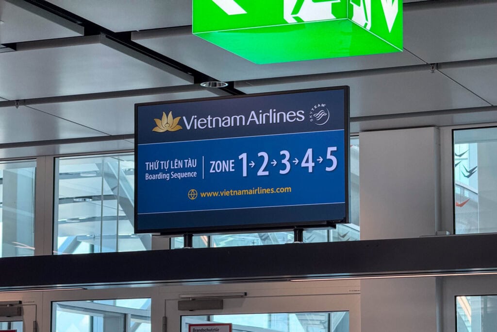 Schild zur Boarding-Reihenfolge bei Vietnam Airlines mit den Zonen 1 bis 5.